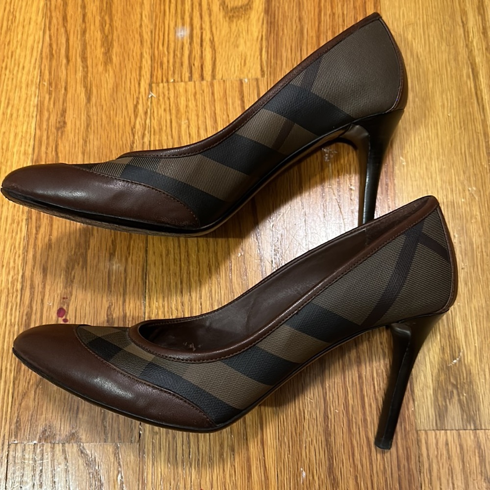 Authentic Burberry woman’s pumps in great condition .made in Italy